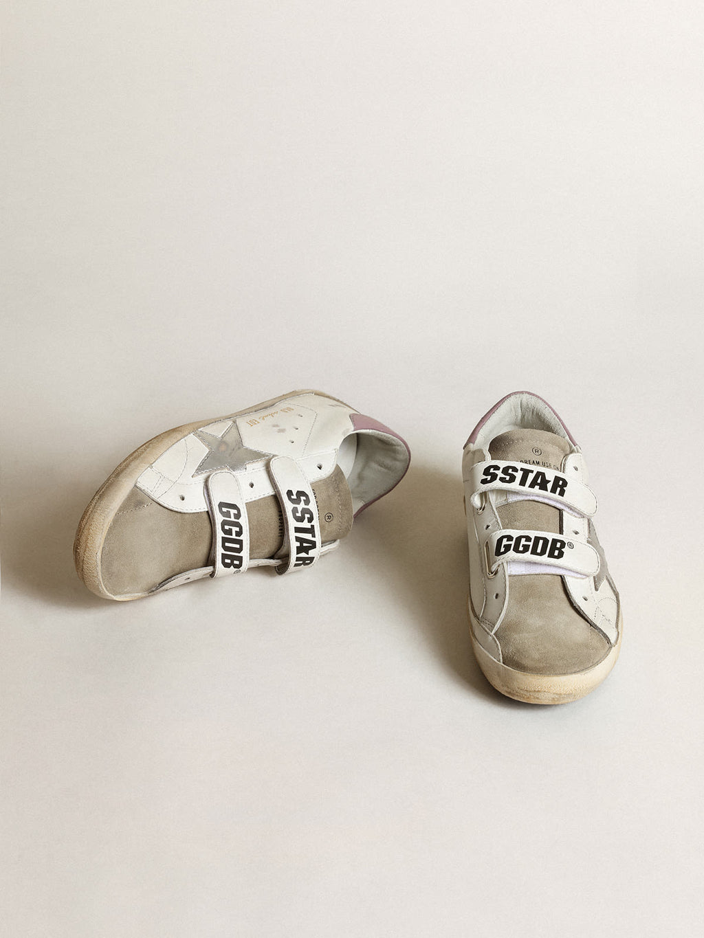 Sneaker Old School con stella in pelle laminata color argento e inserti in suede color tortora