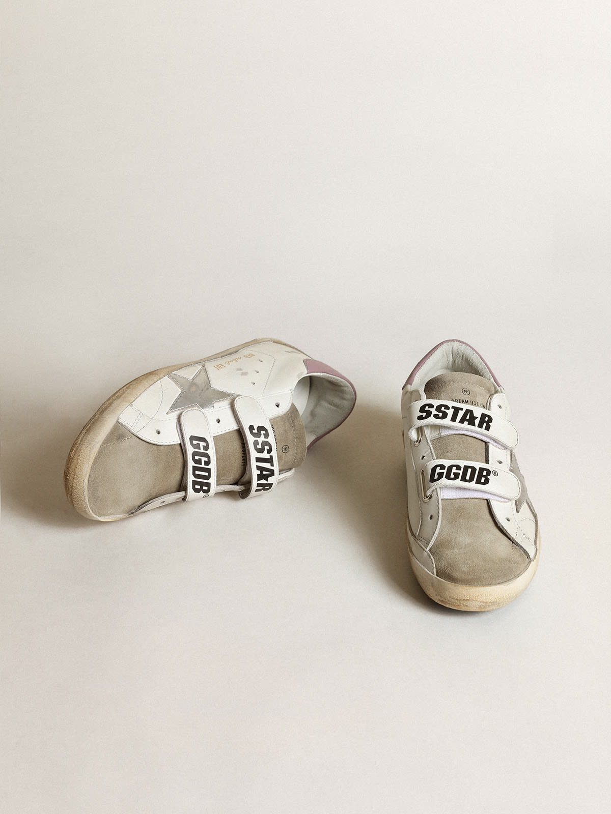 Sneaker Old School con stella in pelle laminata color argento e inserti in suede color tortora