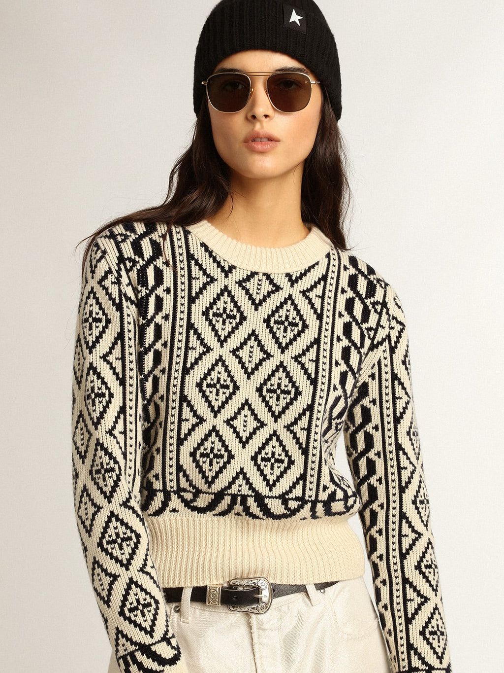 Maglione cropped girocollo a motivi geometrici color pergamena e blu