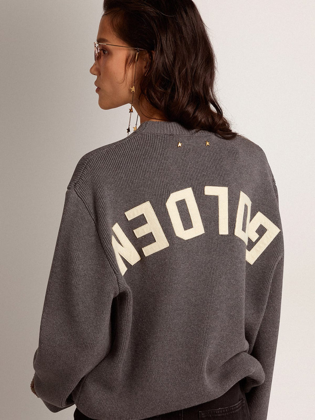 Maglione girocollo in cotone grigio scuro con logo sul retro