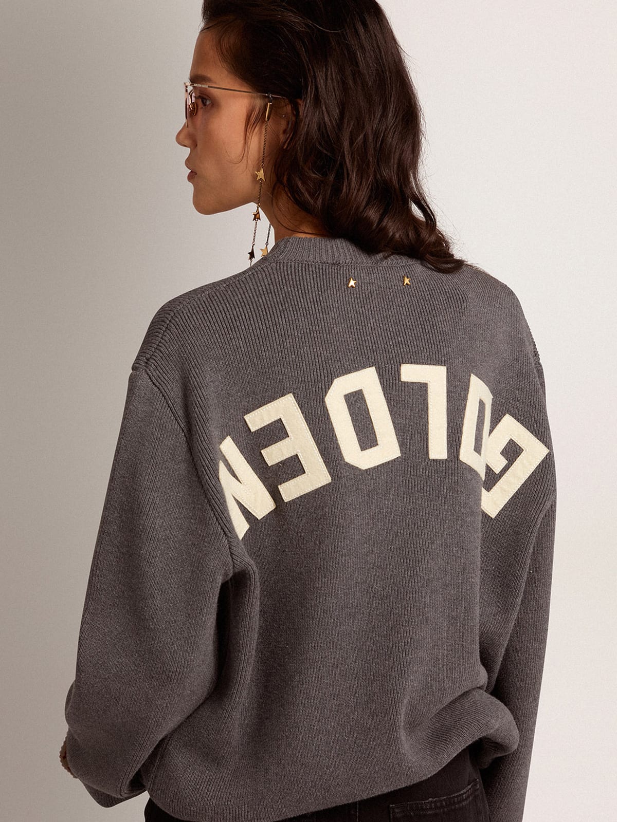 Maglione girocollo in cotone grigio scuro con logo sul retro