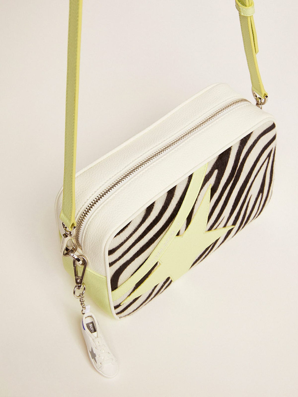 Borsa Star Bag in pelle martellata color bianco e lime con inserto in cavallino zebrato e stella in pelle color lime