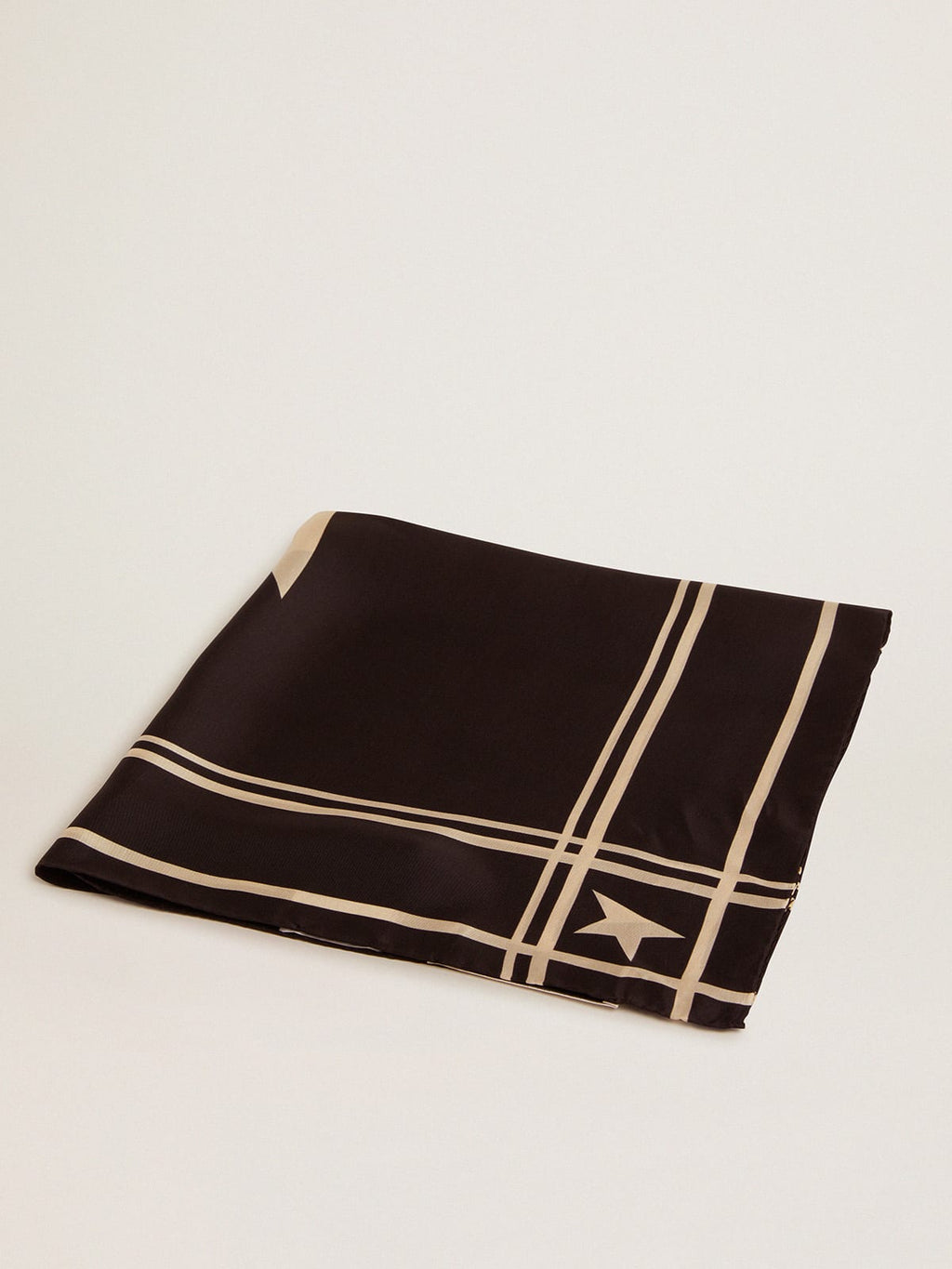 Foulard Collezione Golden di colore nero con righe e stelle bianche a contrasto