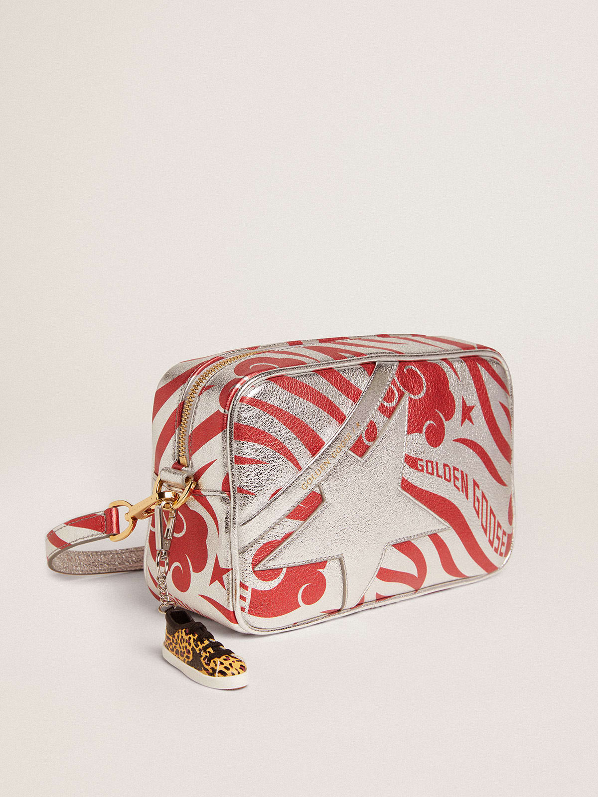 Borsa Star Bag in pelle laminata color argento con stella ton sur ton e stampa tigrata CNY rossa