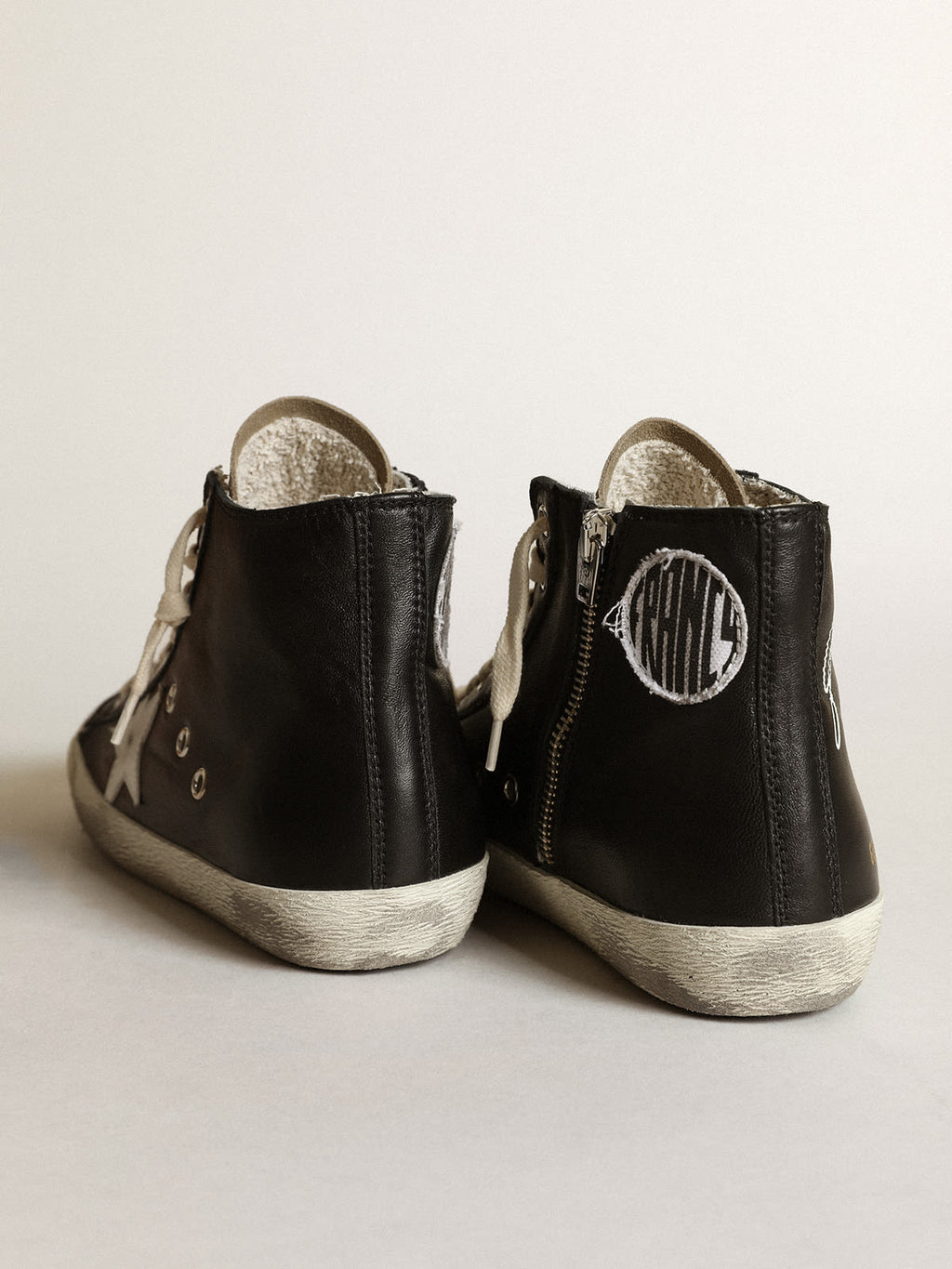 Sneaker Francy in nappa nera con stella in pelle bianca e linguetta in suede color tortora