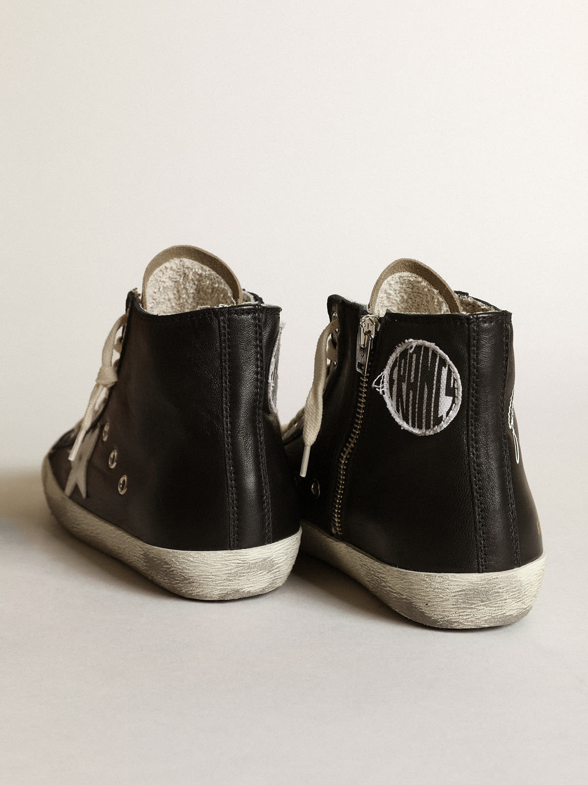 Sneaker Francy in nappa nera con stella in pelle bianca e linguetta in suede color tortora