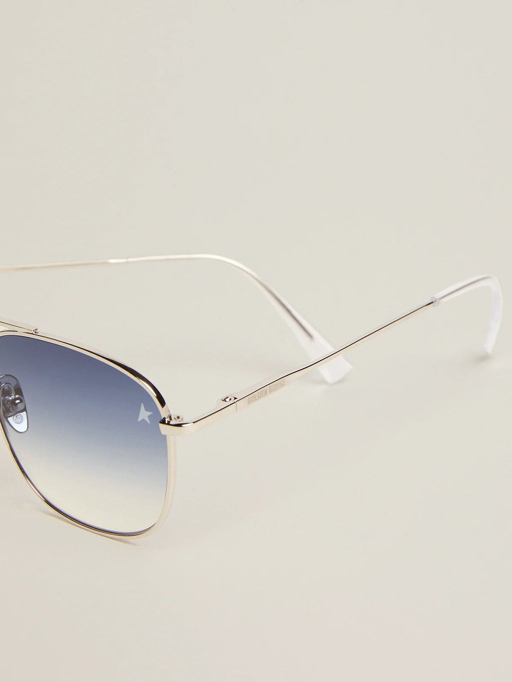 Sunframe Roger modello aviator con montatura argento e lenti blu fumé