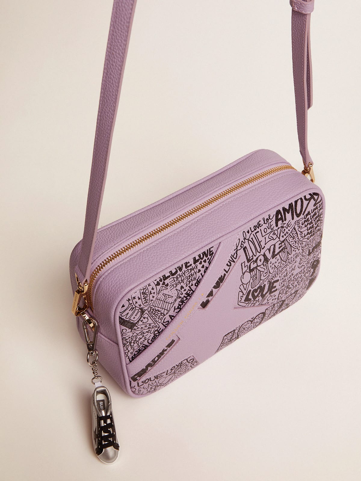 Borsa Star Bag in pelle martellata color lilla con stella in pelle ton sur ton e stampa graffiti all-over di colore nero