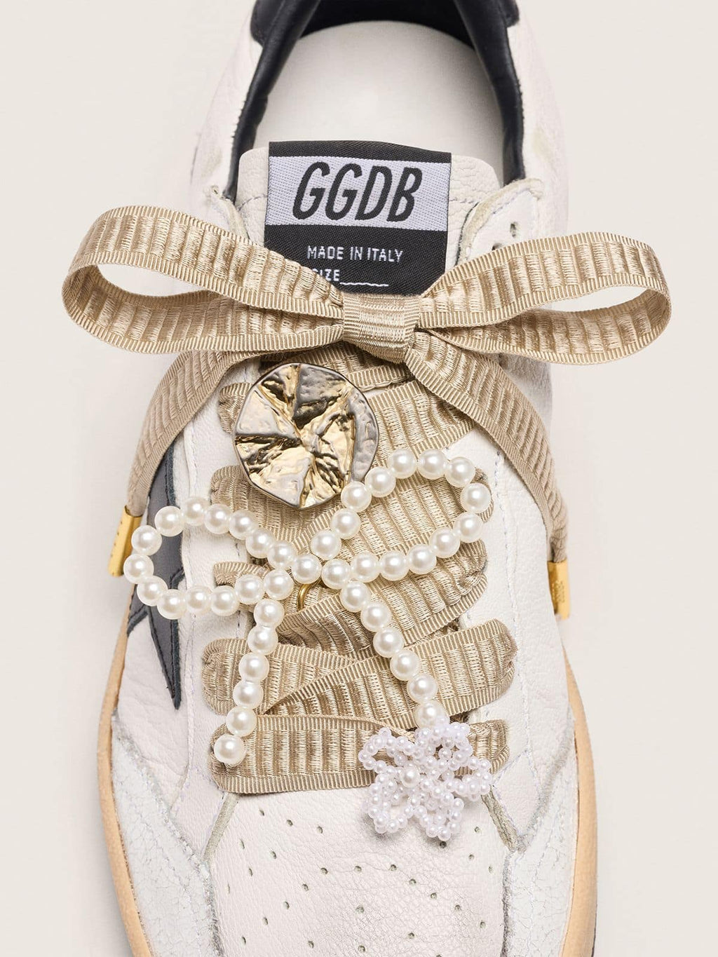 Skins "Sparkling" beige embroidered laces embellished with beaded charms and gold charm