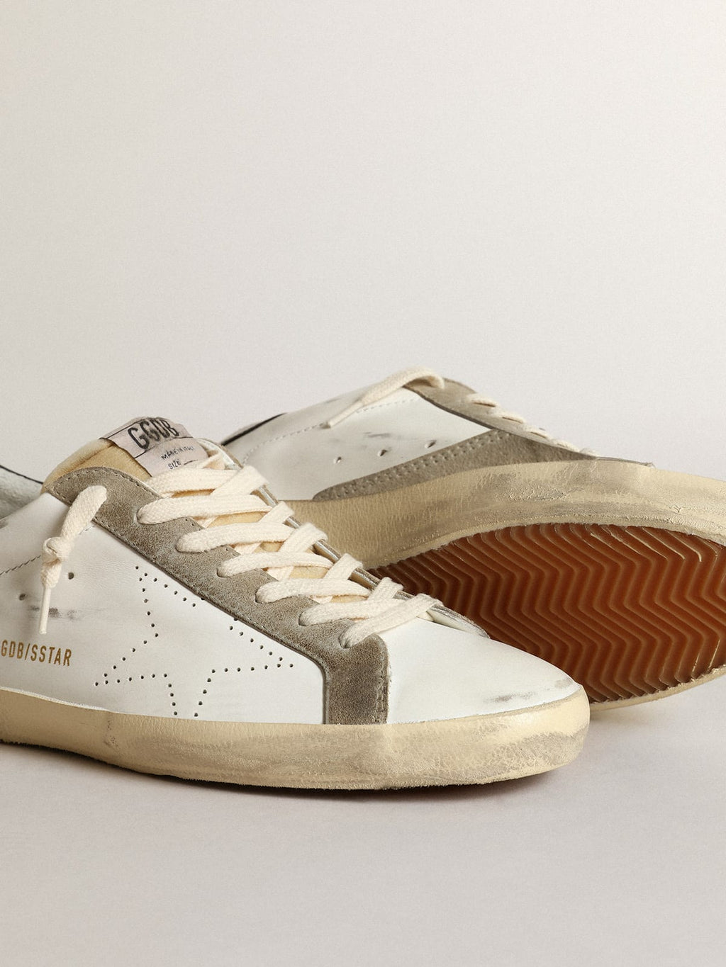 Sneaker Super-Star Uomo con stella traforata e talloncino in pelle lucida color blu notte