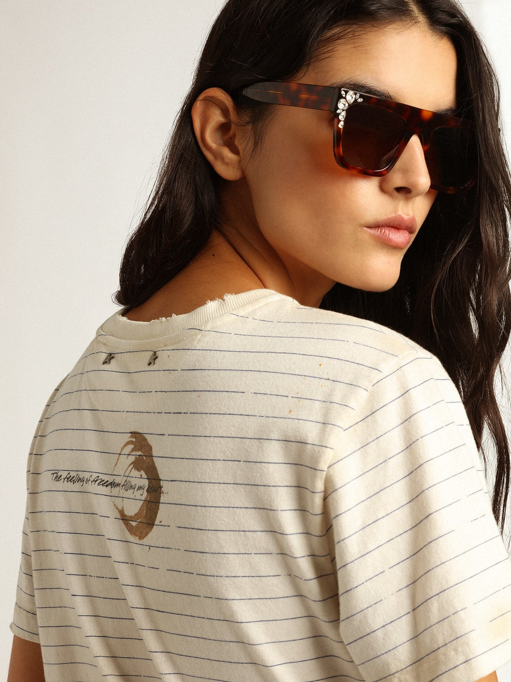 T-shirt di colore bianco effetto notebook antico