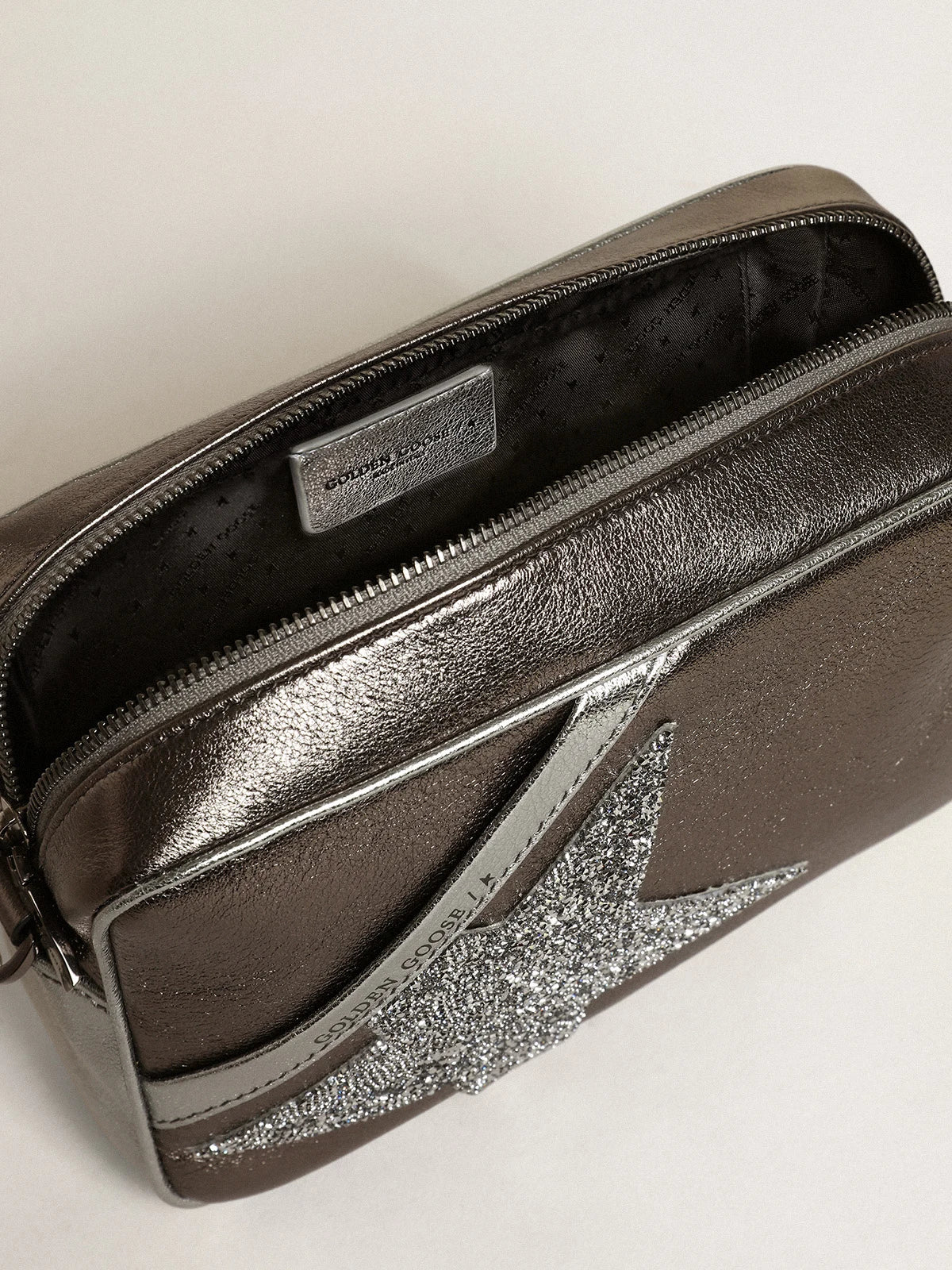 Borsa Star Bag in pelle laminata color argento e grigio antracite con stella in cristalli Swarovski