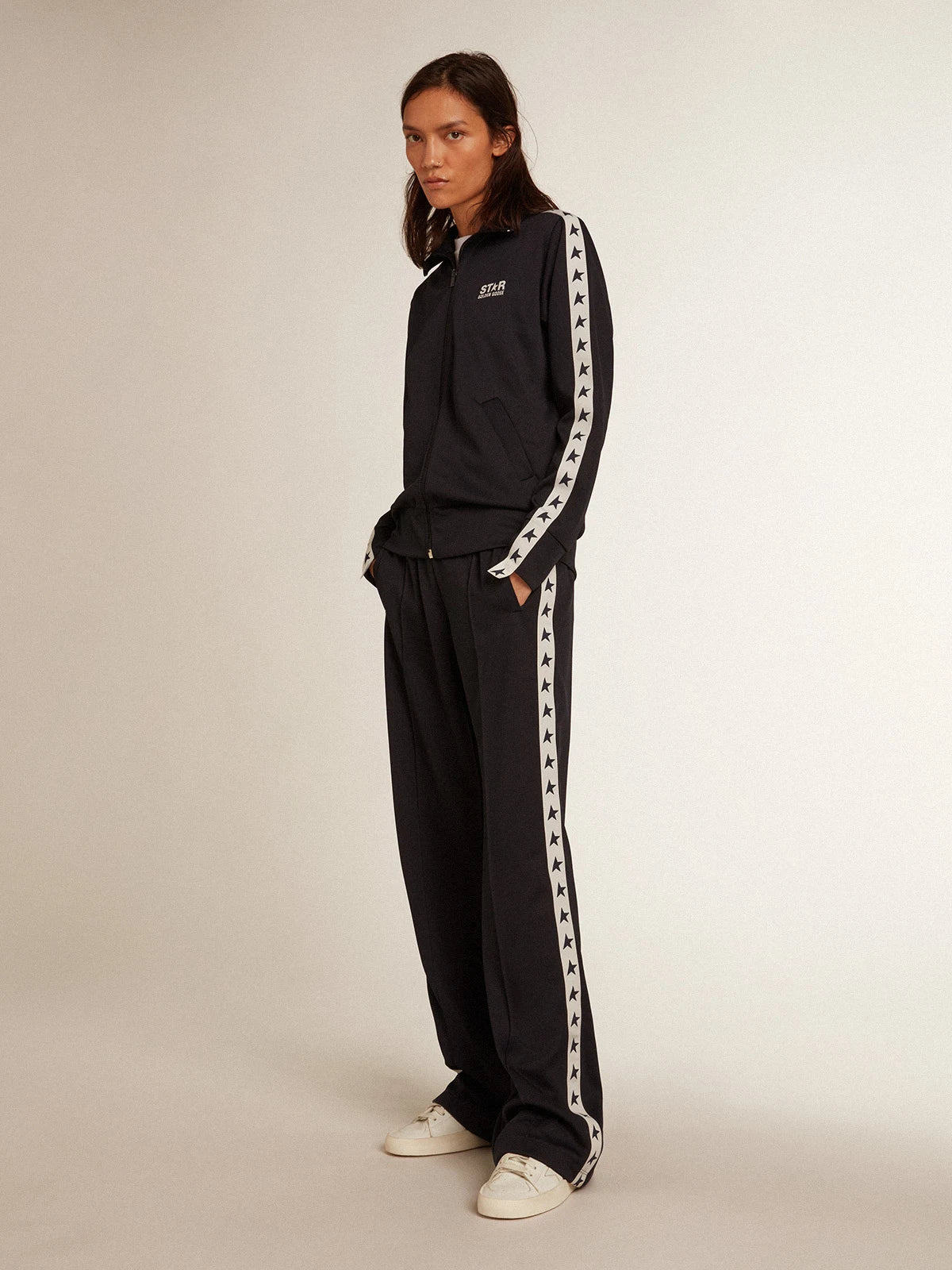 Felpa blu scura con zip e nastro bianco e stelle a contrasto
