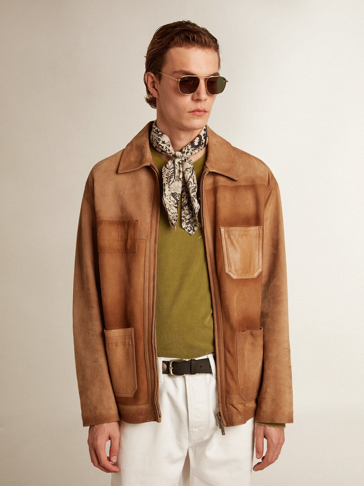 Giacca in pelle color sabbia con patch e chiusura con zip