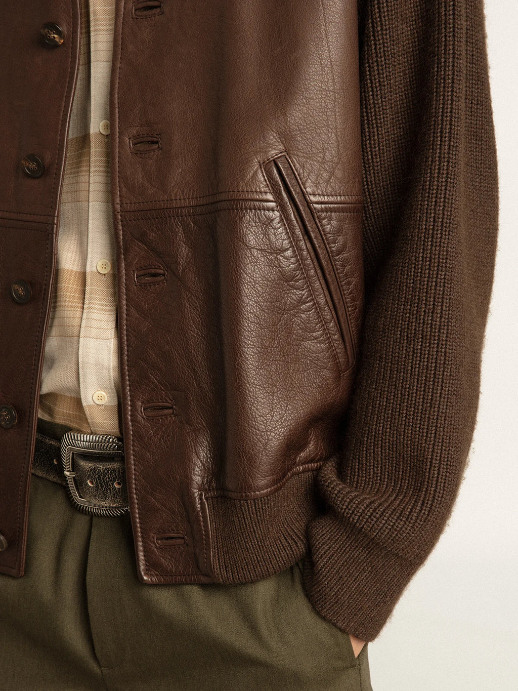 Cardigan scollo a V in pelle e maglia color cioccolato