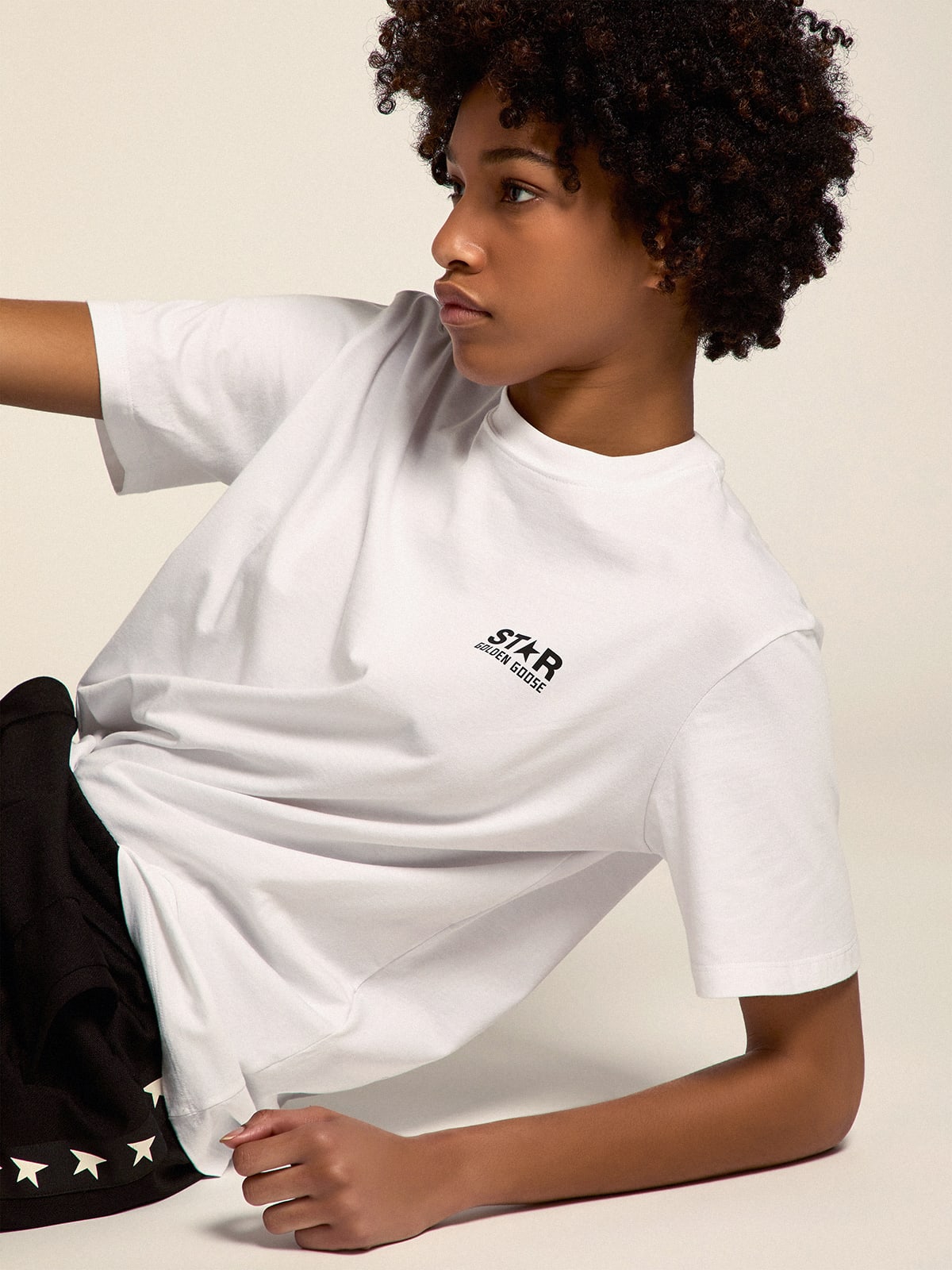 T-shirt bianca donna Collezione Star con logo e stella neri a contrasto