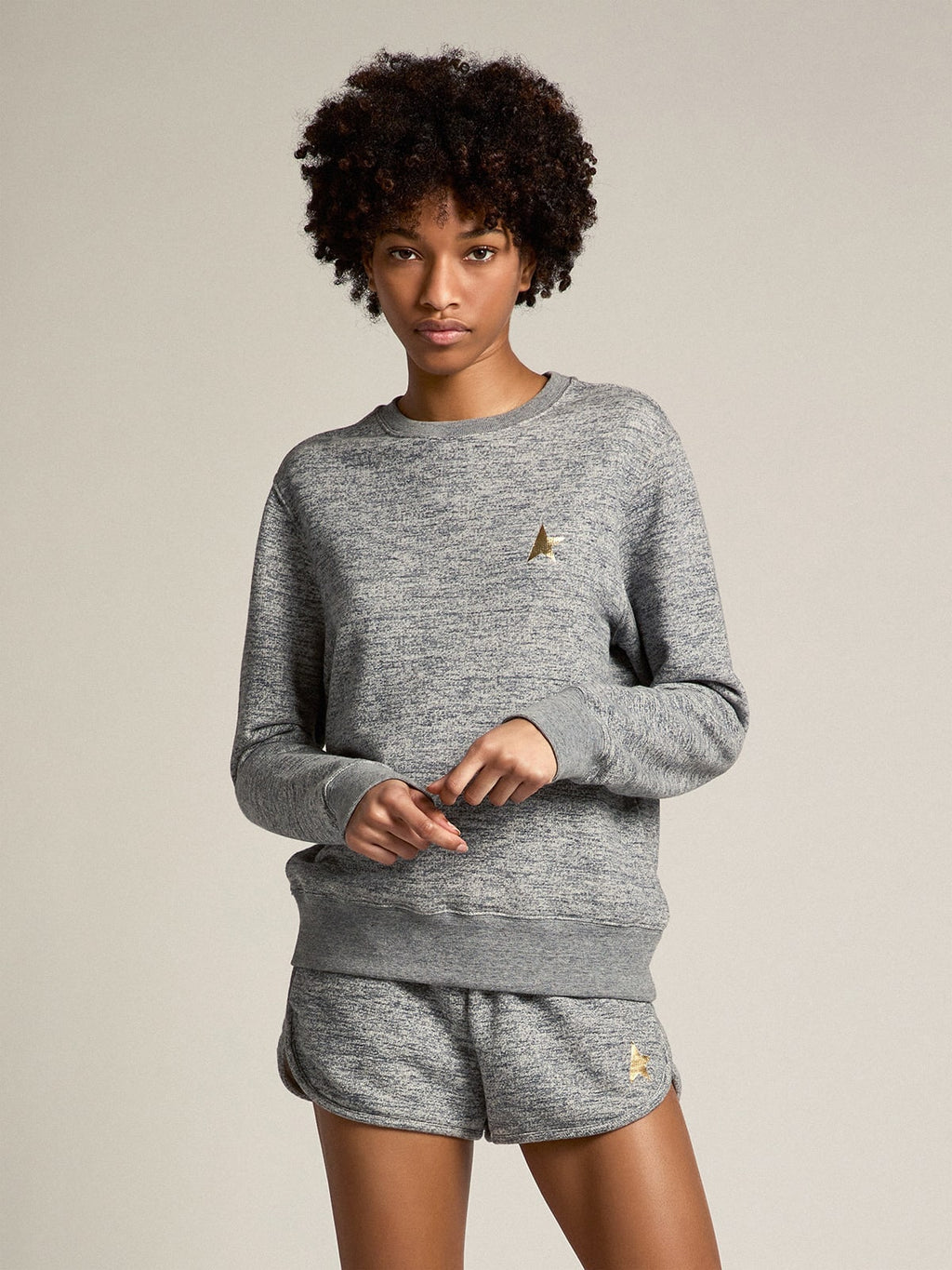 Pantaloncini di colore grigio mélange con stella dorata