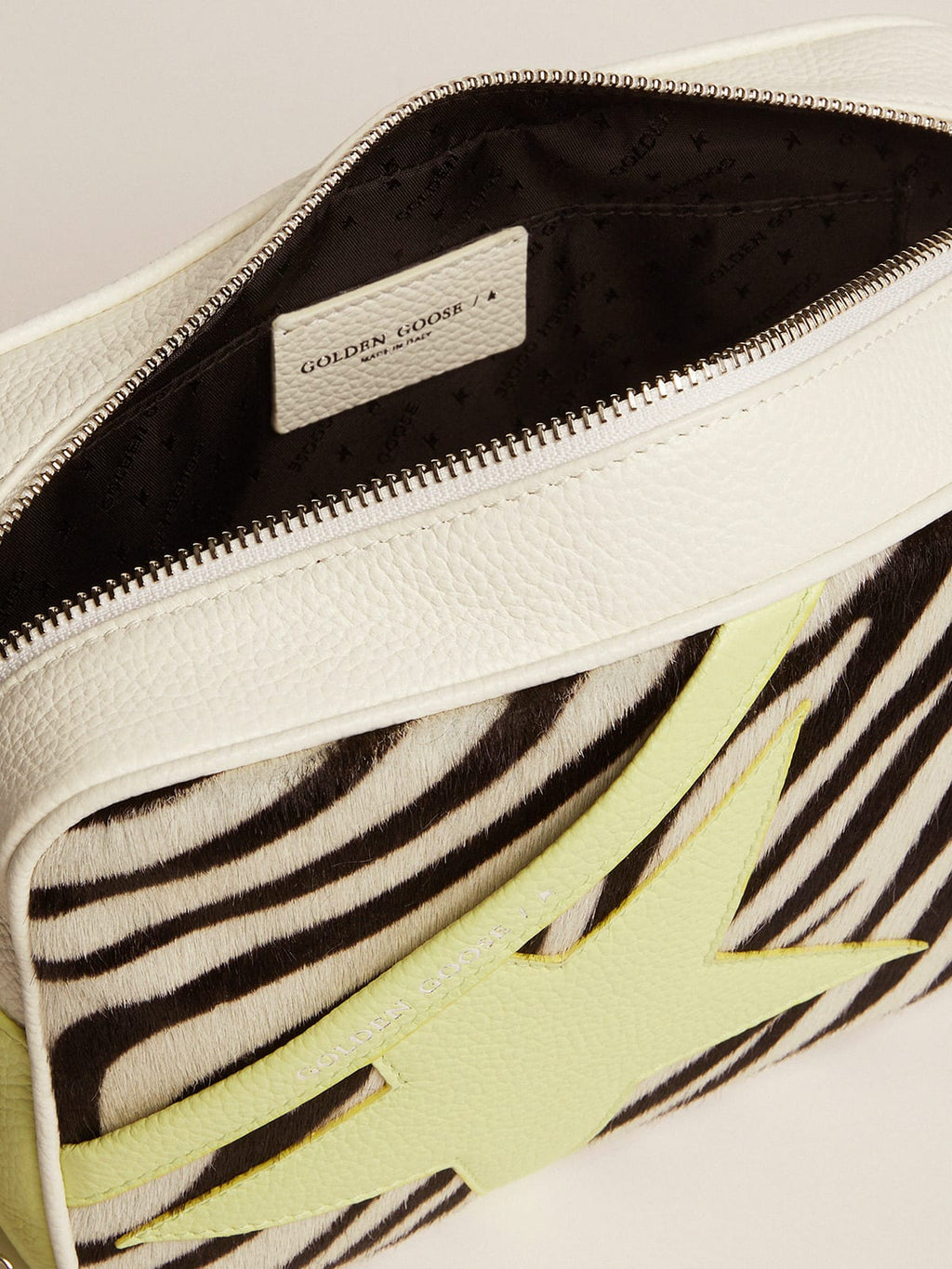 Borsa Star Bag in pelle martellata color bianco e lime con inserto in cavallino zebrato e stella in pelle color lime