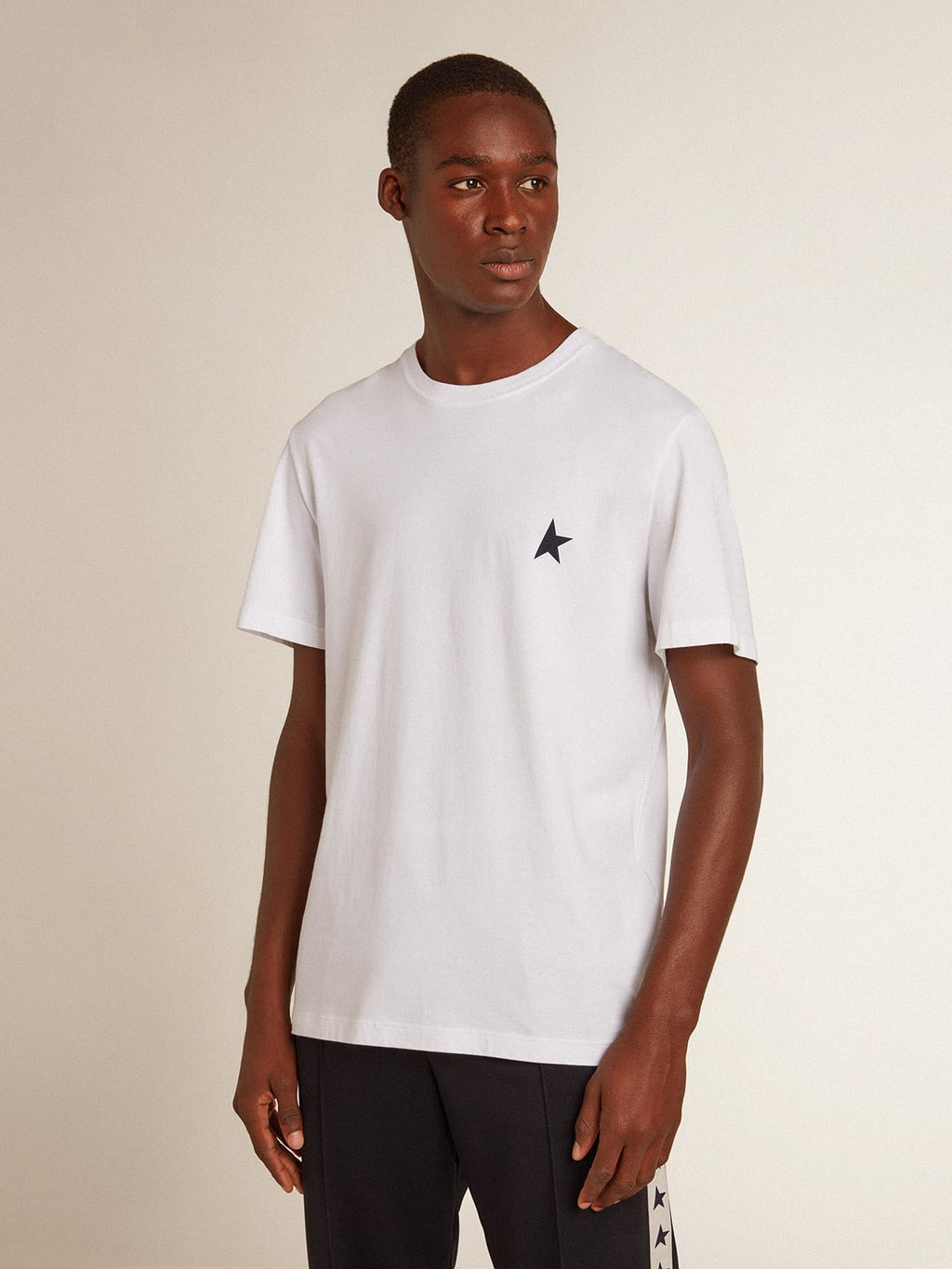 T-shirt bianca uomo con stella blu scuro sul davanti