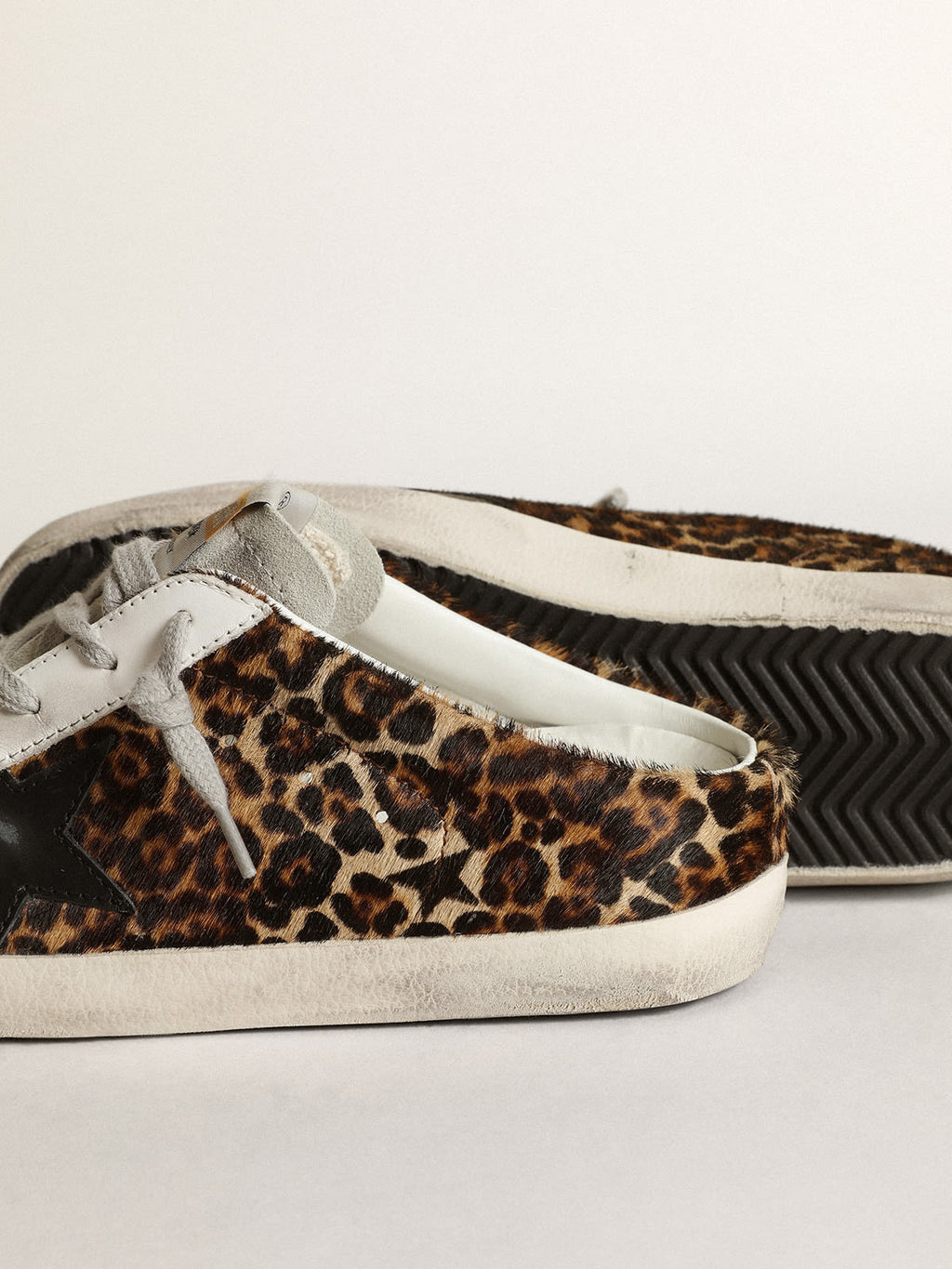 Super-Star Sabot in cavallino leopardato con stella in pelle nera e linguetta in suede grigio ghiaccio