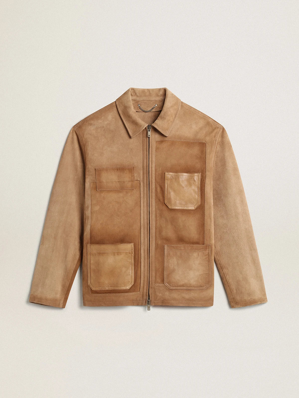 Giacca in pelle color sabbia con patch e chiusura con zip