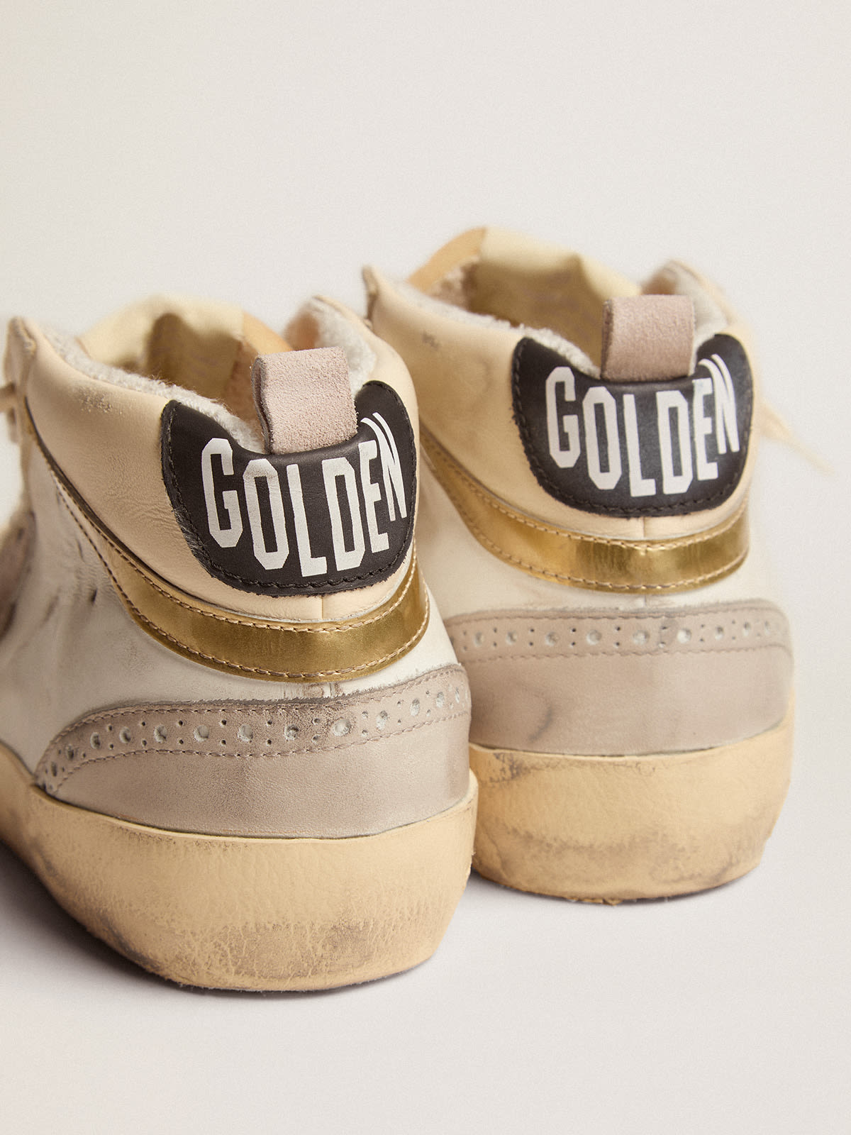 Sneaker Mid Star con stella in suede color grigio chiaro e virgola in pelle dorata effetto cromato