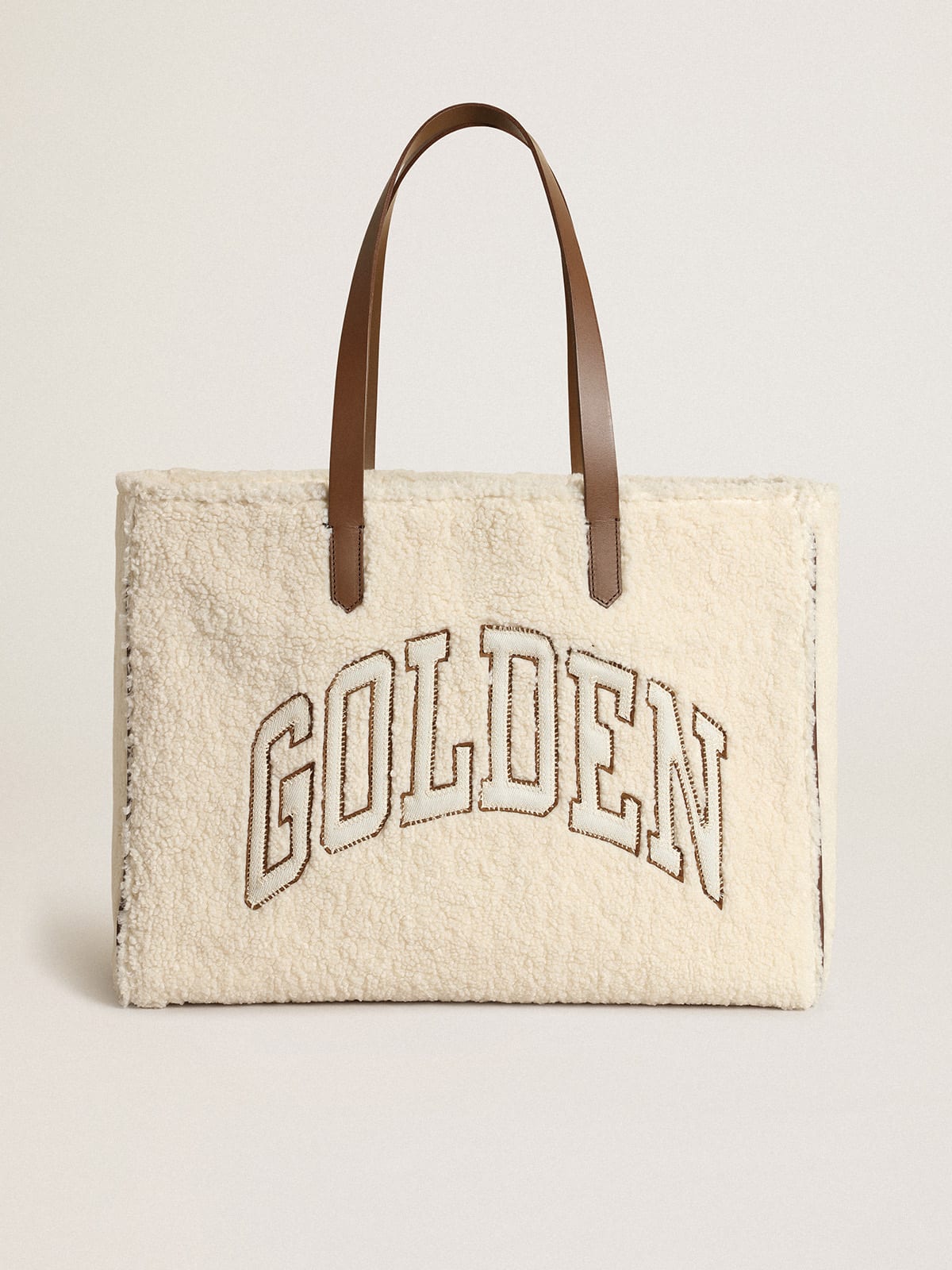 Borsa California Bag East-West in eco-pelliccia di colore bianco con scritta Golden e manici a contrasto