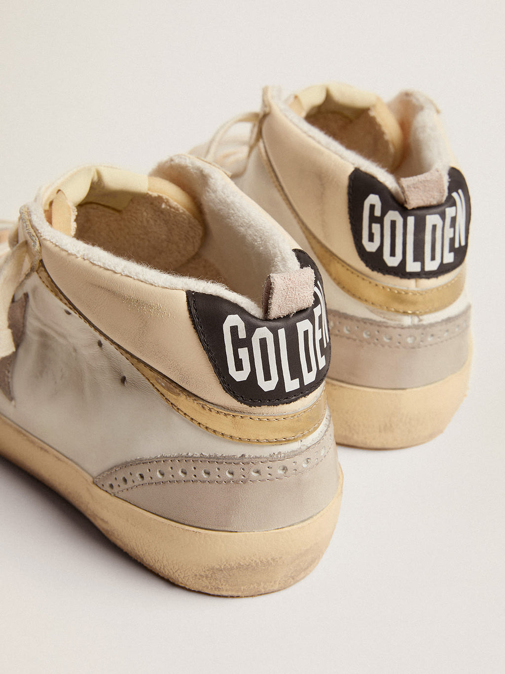 Sneaker Mid Star con stella in suede color grigio chiaro e virgola in pelle dorata effetto cromato