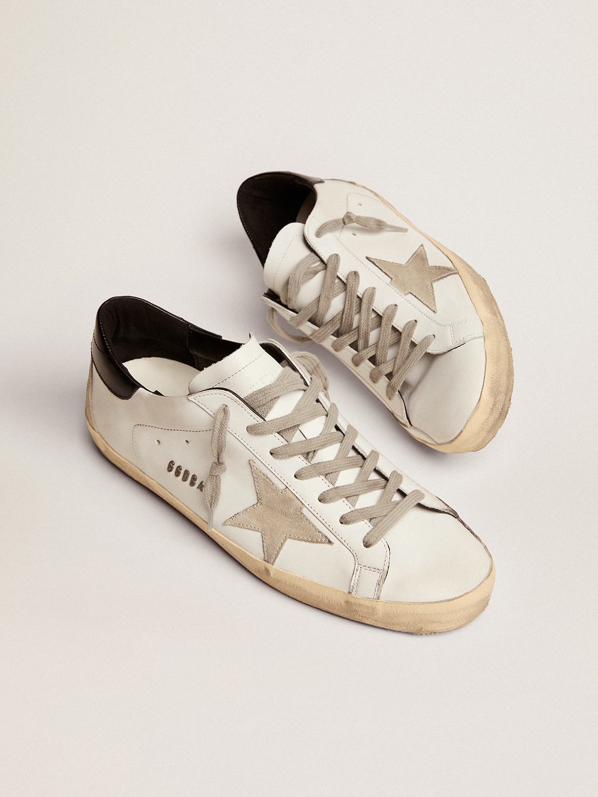 Sneakers Super-Star uomo con talloncino nero e metal studs lettering