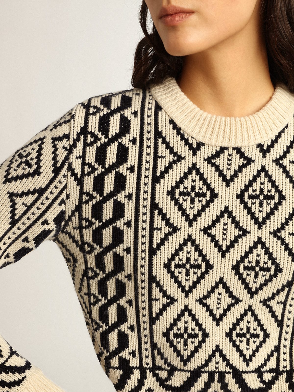 Maglione cropped girocollo a motivi geometrici color pergamena e blu