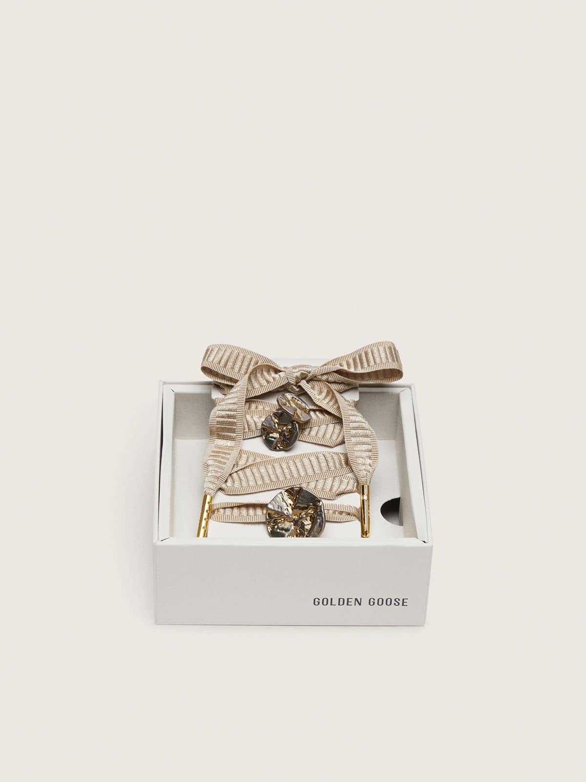 Skins "Vintage" beige embroidered laces embellished with charms