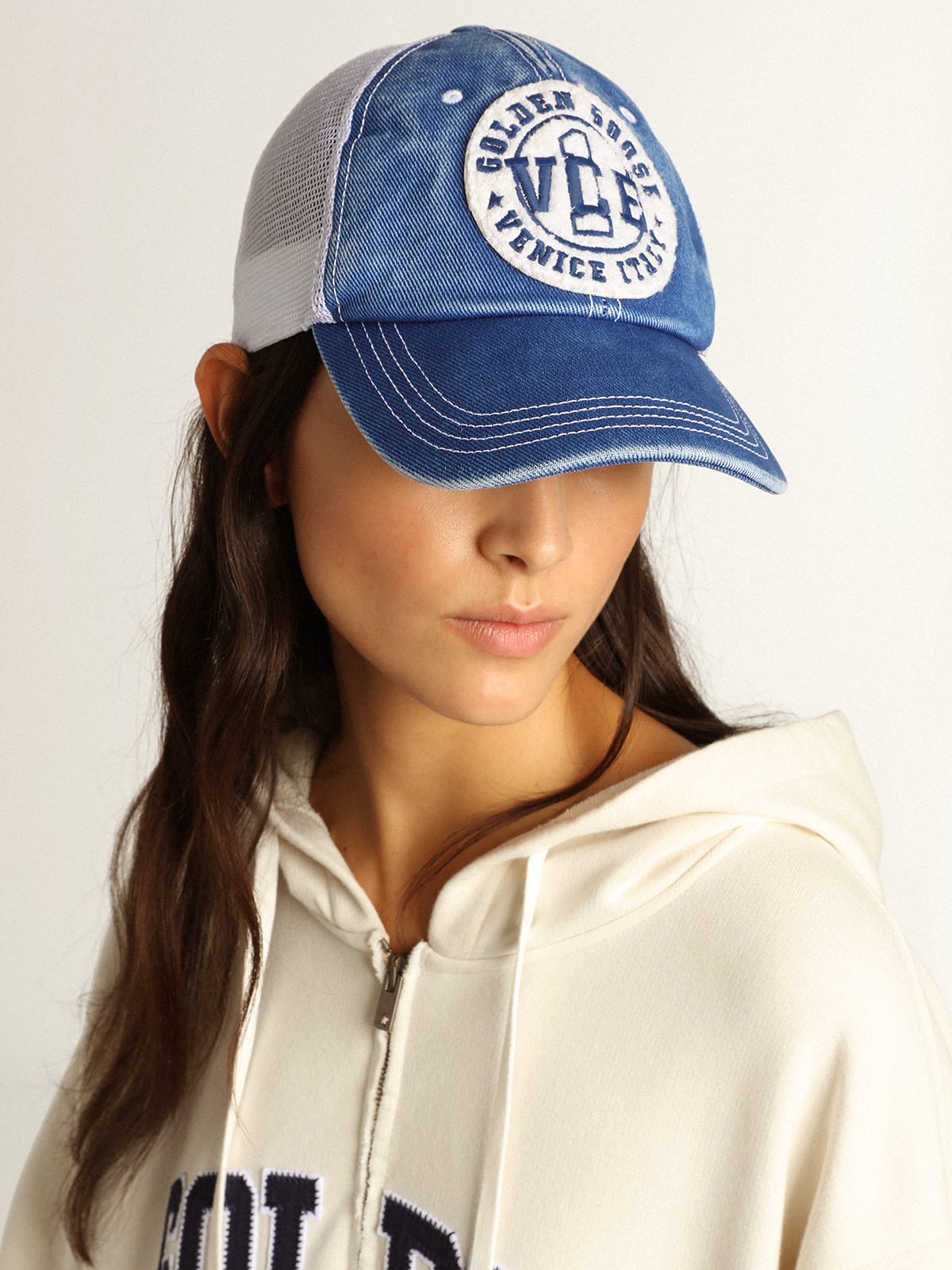 Cappellino di cotone bluette vintage con rete bianca e patch sul davanti
