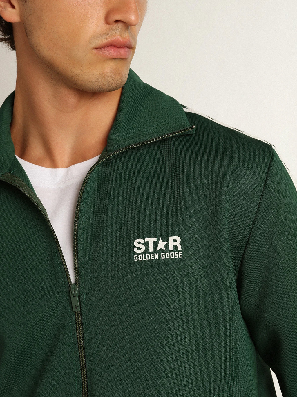 Felpa con zip da uomo di colore verde con nastro bianco e stelle a contrasto