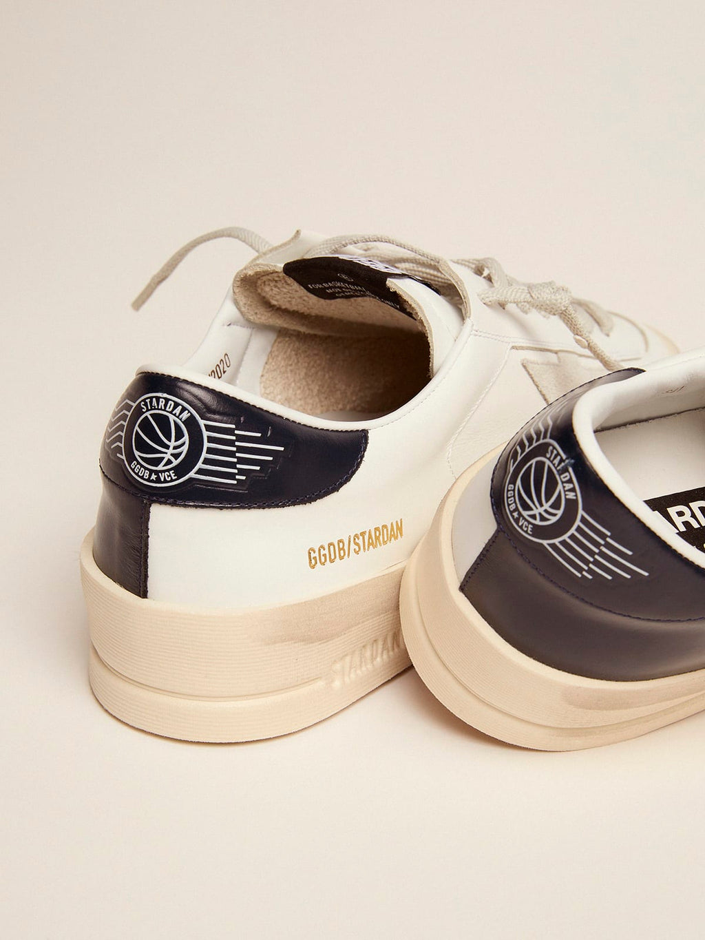 Sneaker Stardan con stella in suede color grigio ghiaccio e talloncino in pelle lucida nera
