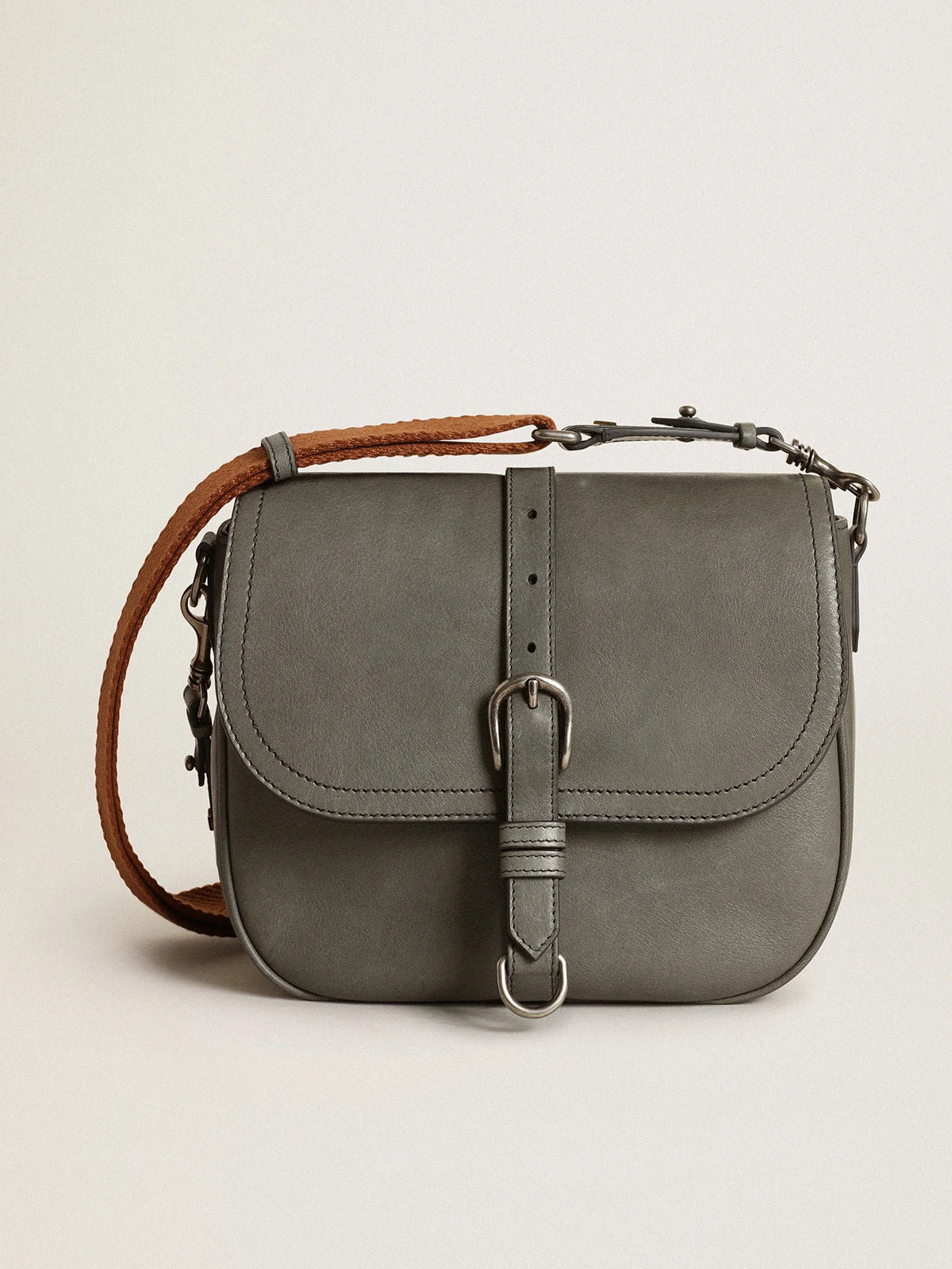 Borsa Sally Bag medium in pelle color grigio pietra con fibbia e tracolla a contrasto