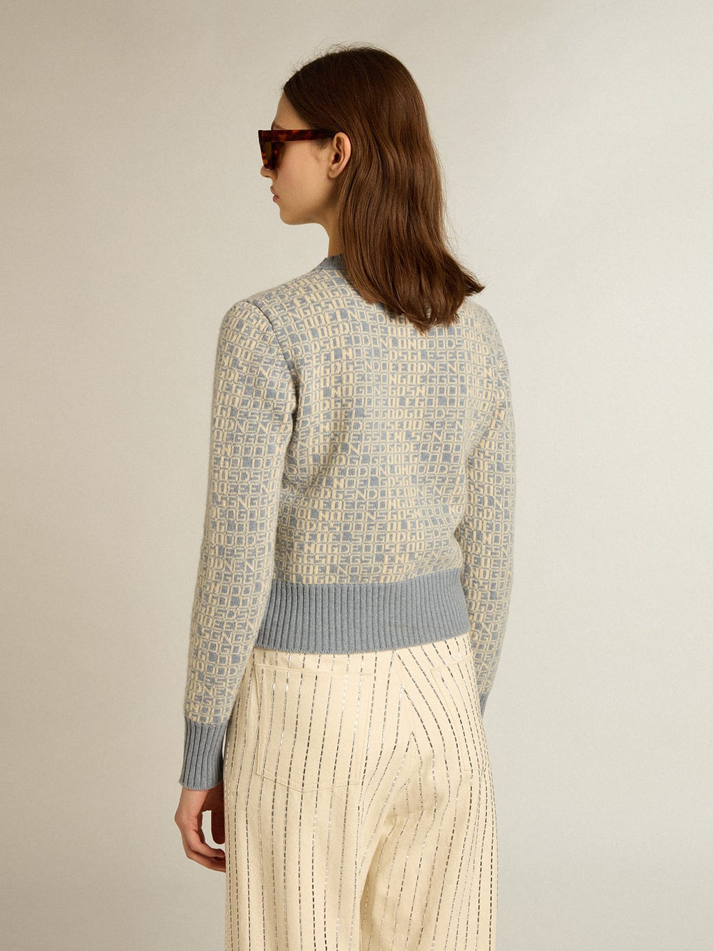 Maglione cropped girocollo con motivo lettering-jacquard color azzurro