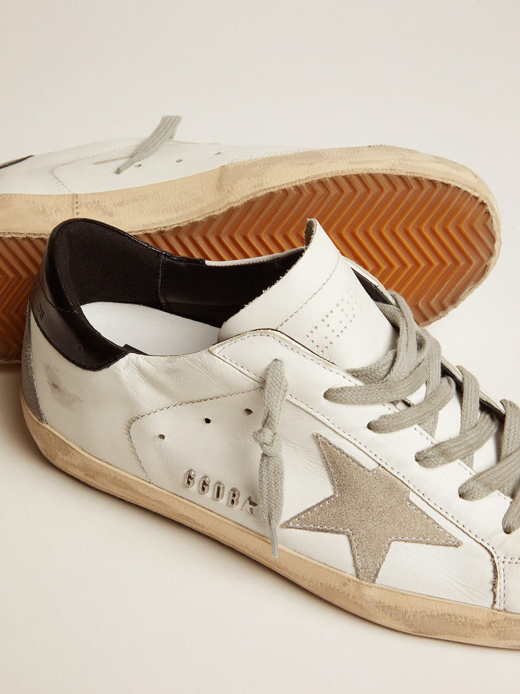 Sneakers Super-Star donna con talloncino nero e metal studs lettering
