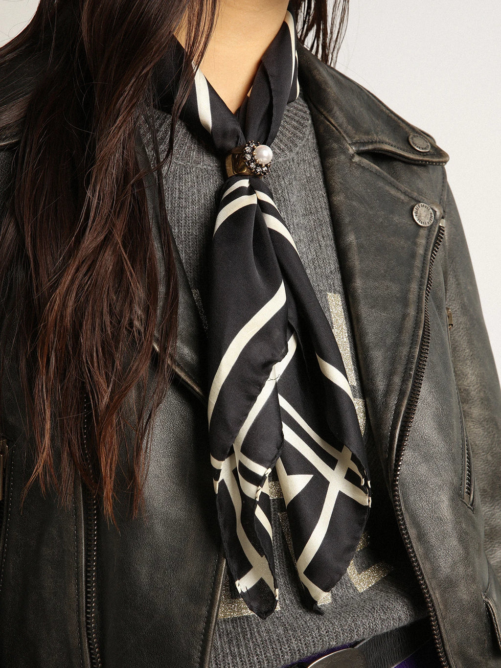 Foulard Collezione Golden di colore nero con righe e stelle bianche a contrasto