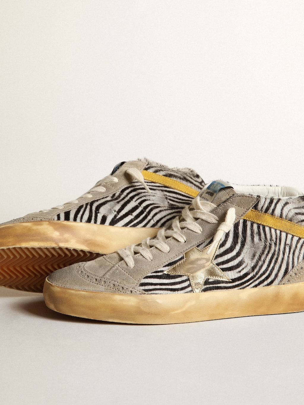 Sneaker Mid Star in cavallino zebrato con stella in pelle laminata dorata e virgola in suede color senape