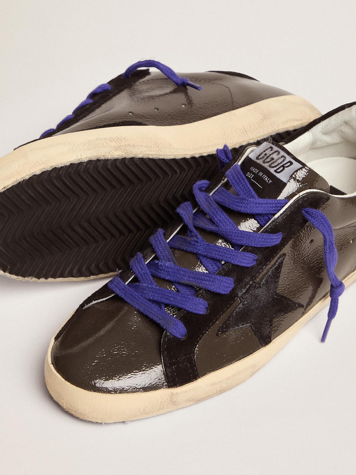Super-Star in pelle verniciata grigia con inserti in suede nero