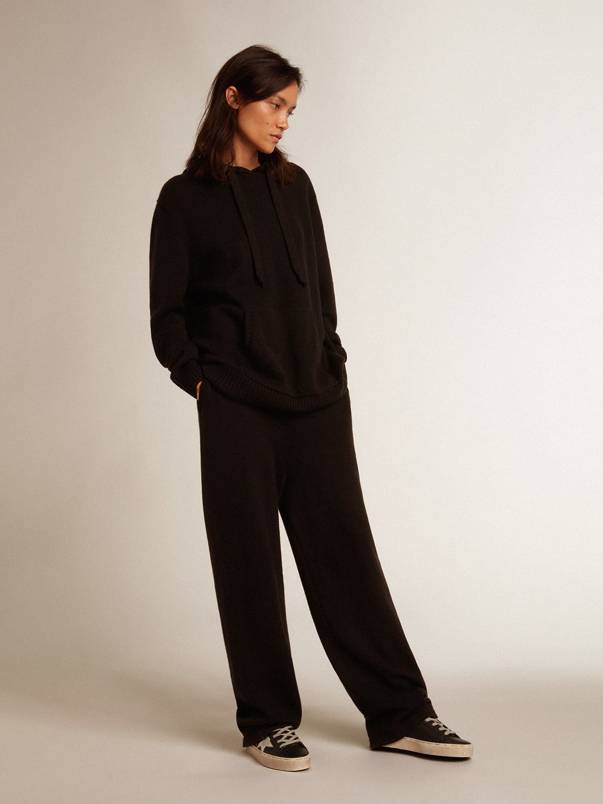 Felpa donna misto cashmere color nero e cappuccio