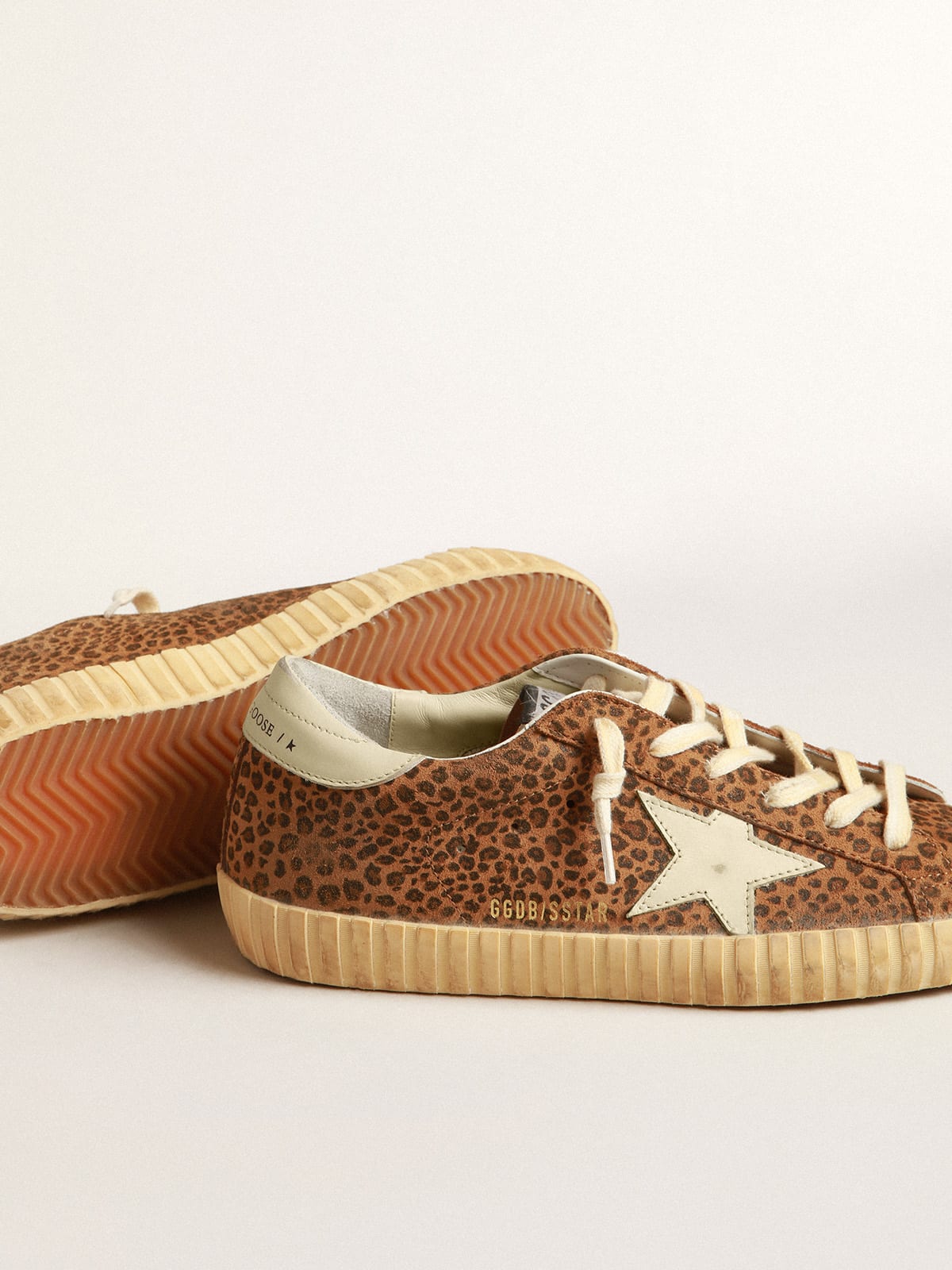 Super-Star in suede con stampa leo e stella in pelle color panna