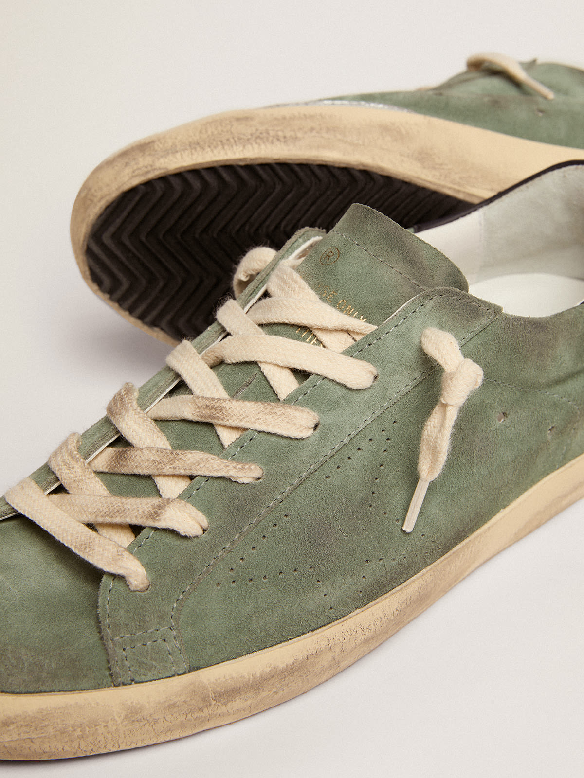 Sneaker Super-Star in suede color verde militare con stella traforata e talloncino in pelle color blu scuro