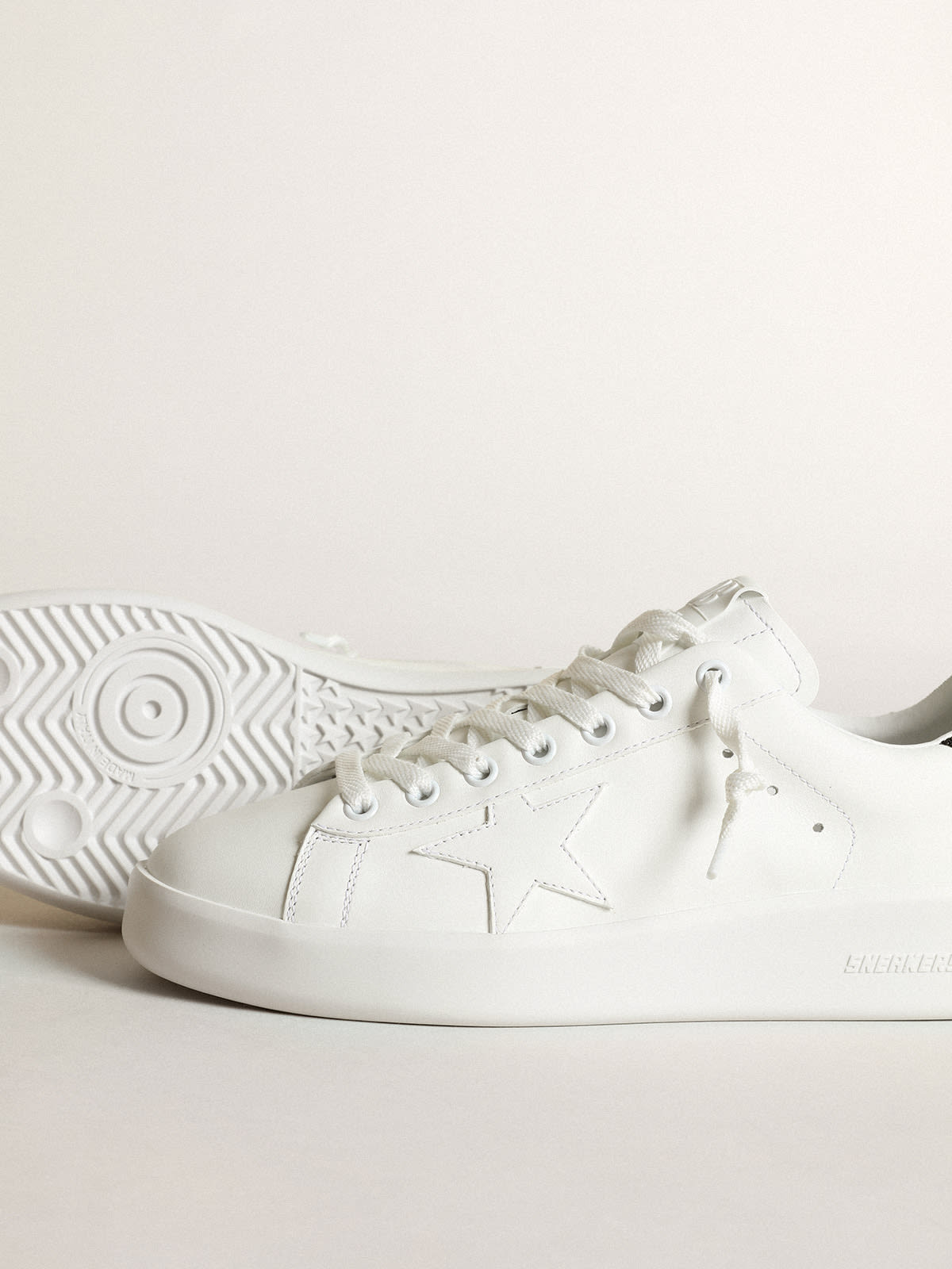 Sneaker Purestar in pelle bianca con stella ton sur ton e talloncino in cristalli Swarovski neri
