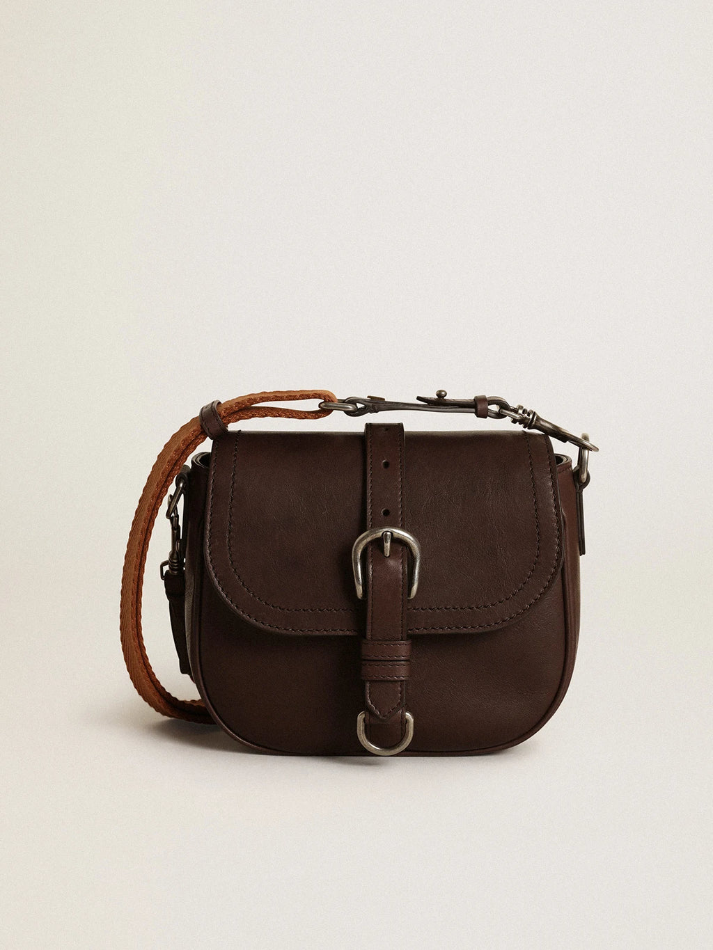 Borsa Sally Bag small in pelle color marrone scuro con fibbia e tracolla a contrasto