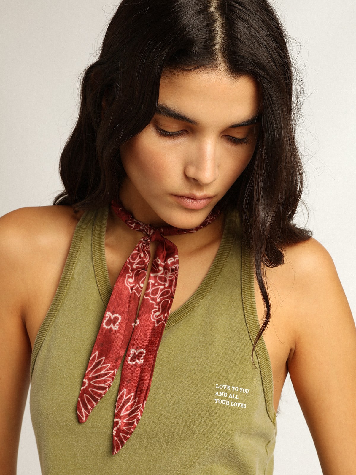 Tank top di color pesto con scritta bianca sul davanti