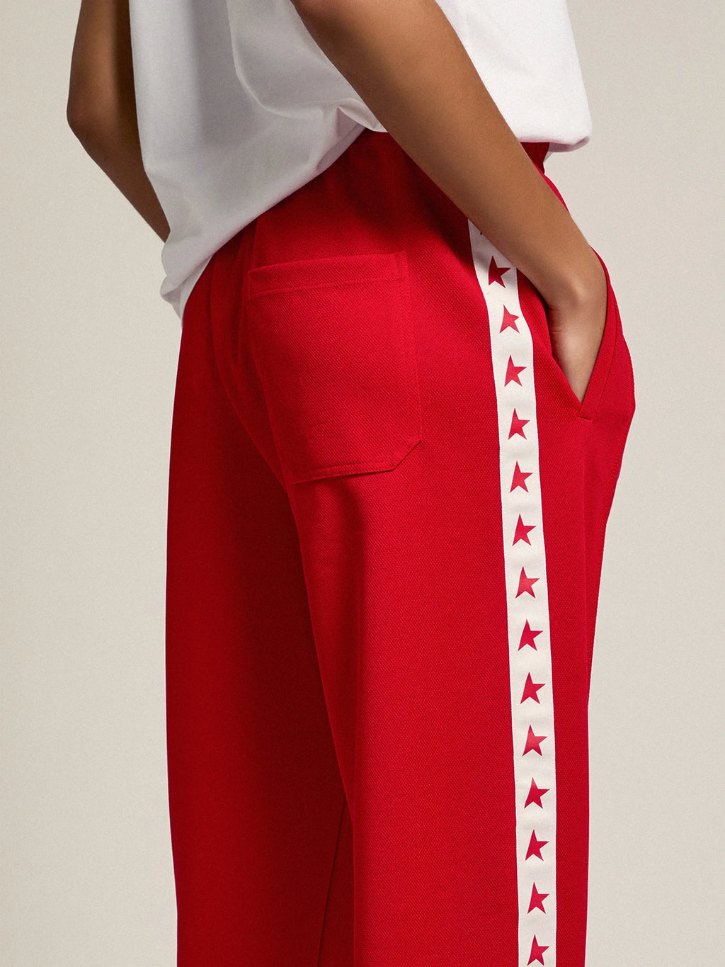 Pantalone jogging da donna di colore rosso con stelle rosse sui lati
