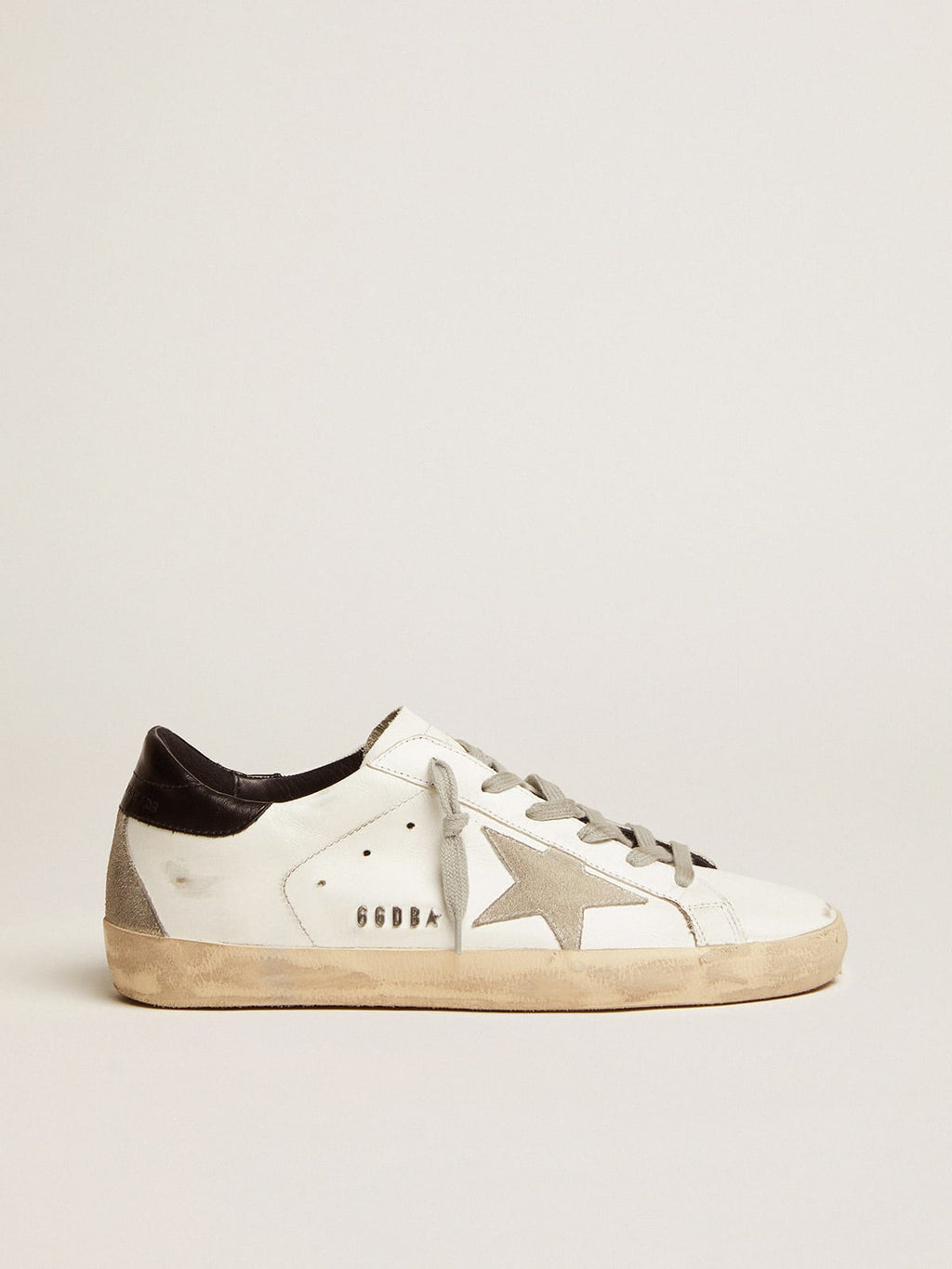 Sneakers Super-Star donna con talloncino nero e metal studs lettering