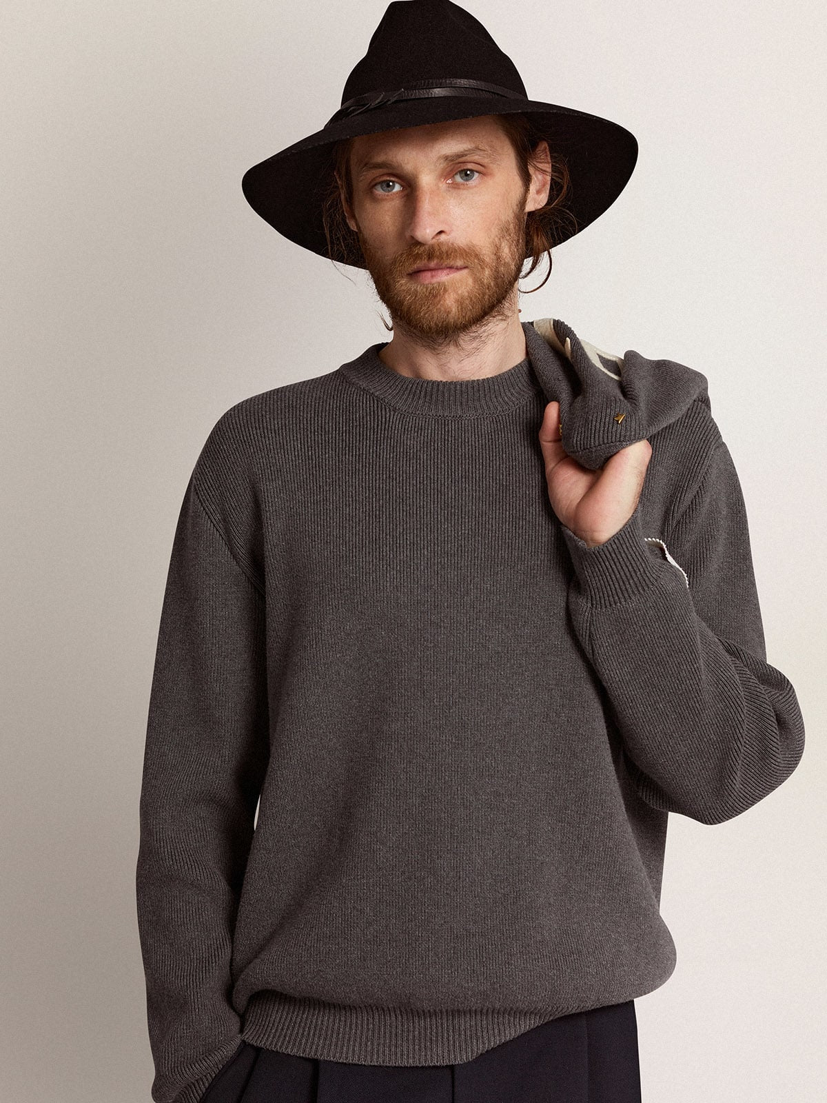 Maglione girocollo in cotone grigio scuro con logo sul retro