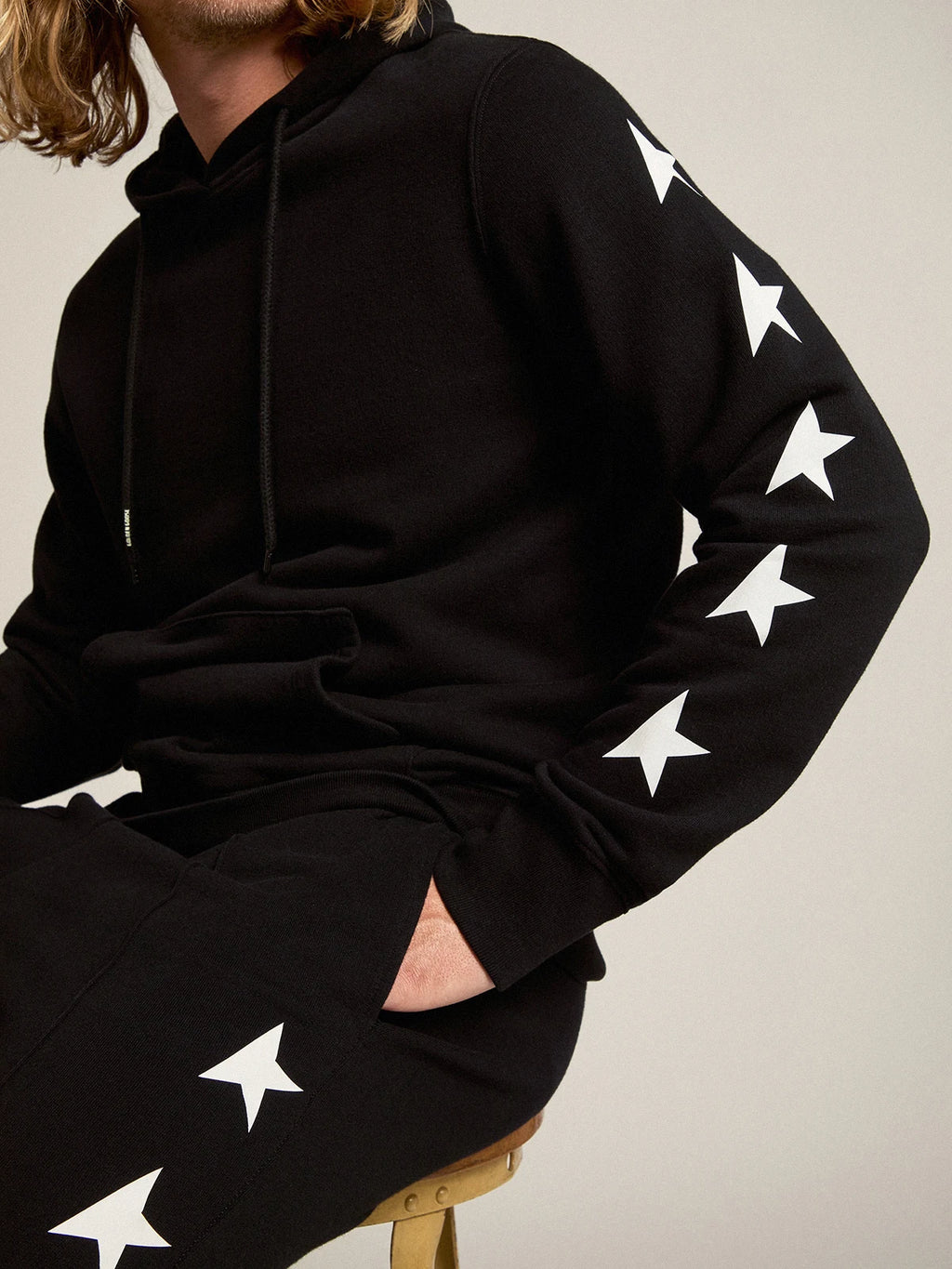 Pantalone jogging di colore nero con stelle bianche a contrasto